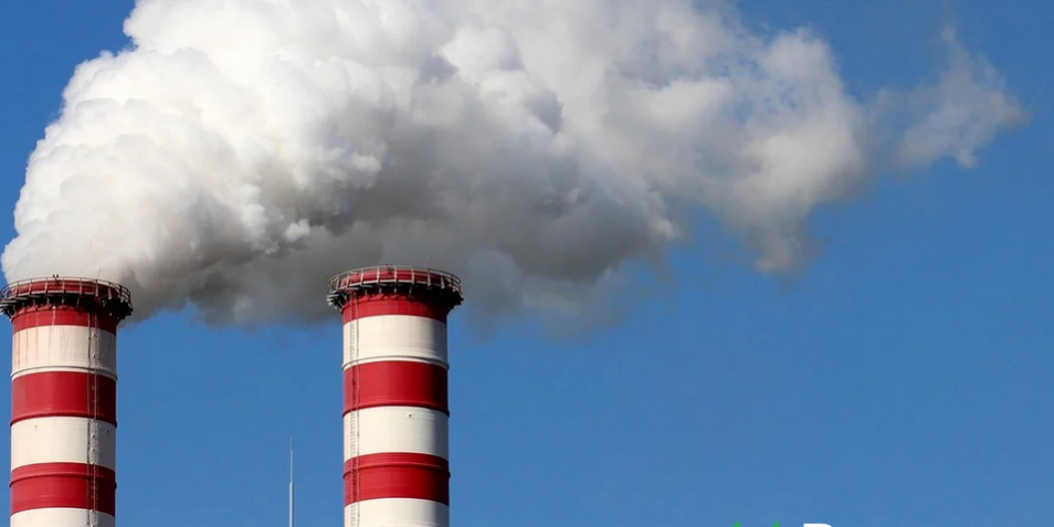 deux cheminés rouge et blanc qui dégage de la vapeur d'eau. En arrière plan, un ciel bleu et en bas à droite le logo REVCOO (investissement HAND PARTNERS)