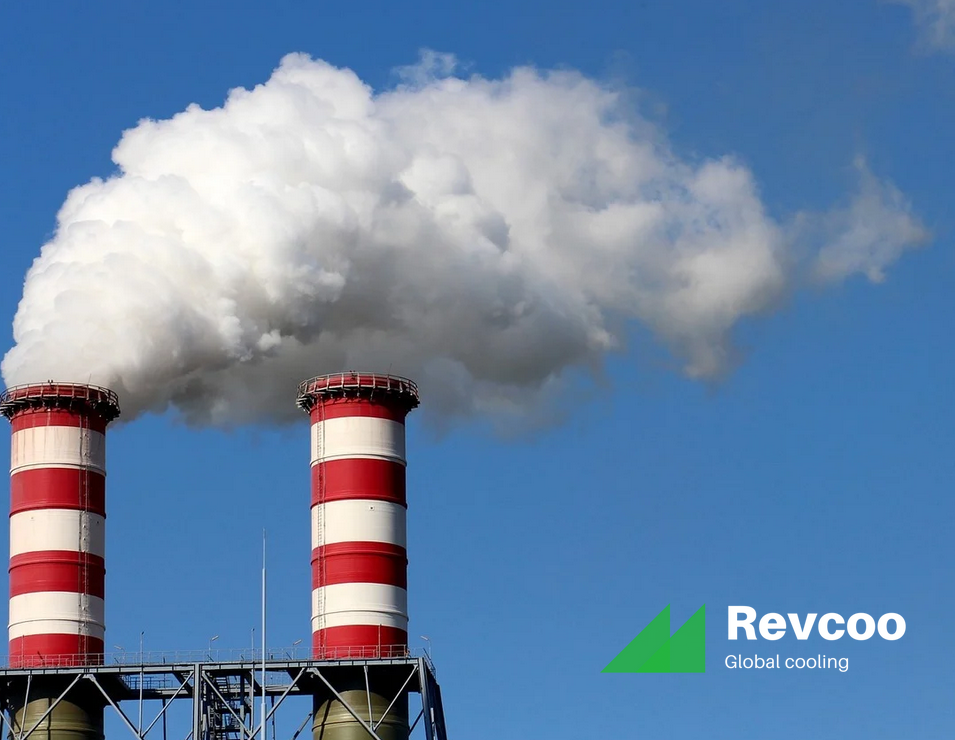 deux cheminés rouge et blanc qui dégage de la vapeur d'eau. En arrière plan, un ciel bleu et en bas à droite le logo REVCOO (investissement HAND PARTNERS)