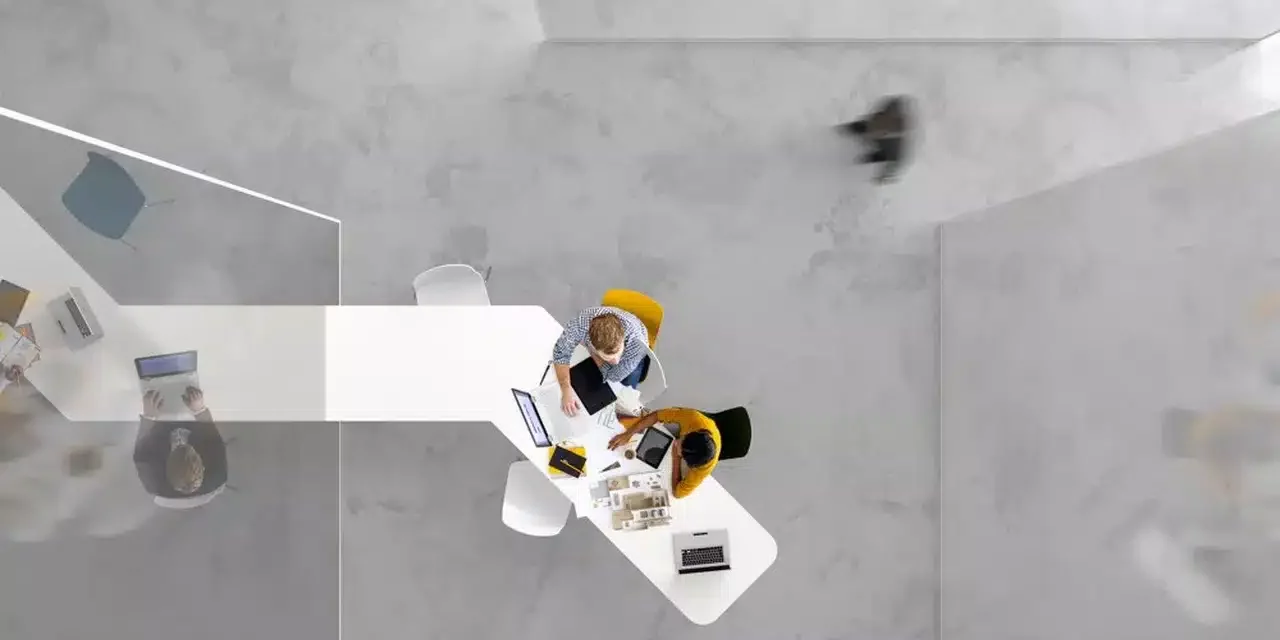 090314362410-web-tete hand partner operating partner : vue de haut de deux personnes qui travaillent sur un bureau blanc