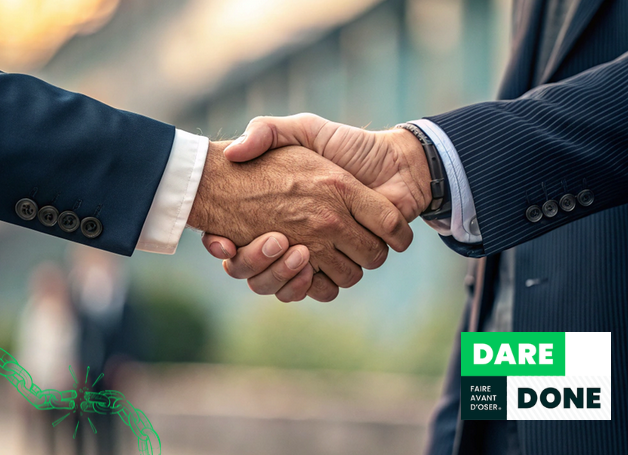 Deux mains vêtues d'un costard se serrent la main. En arrière-plan, un fond flou, et en bas à droite, le logo DARE DONE ( Investissement HAND PARTNERS).